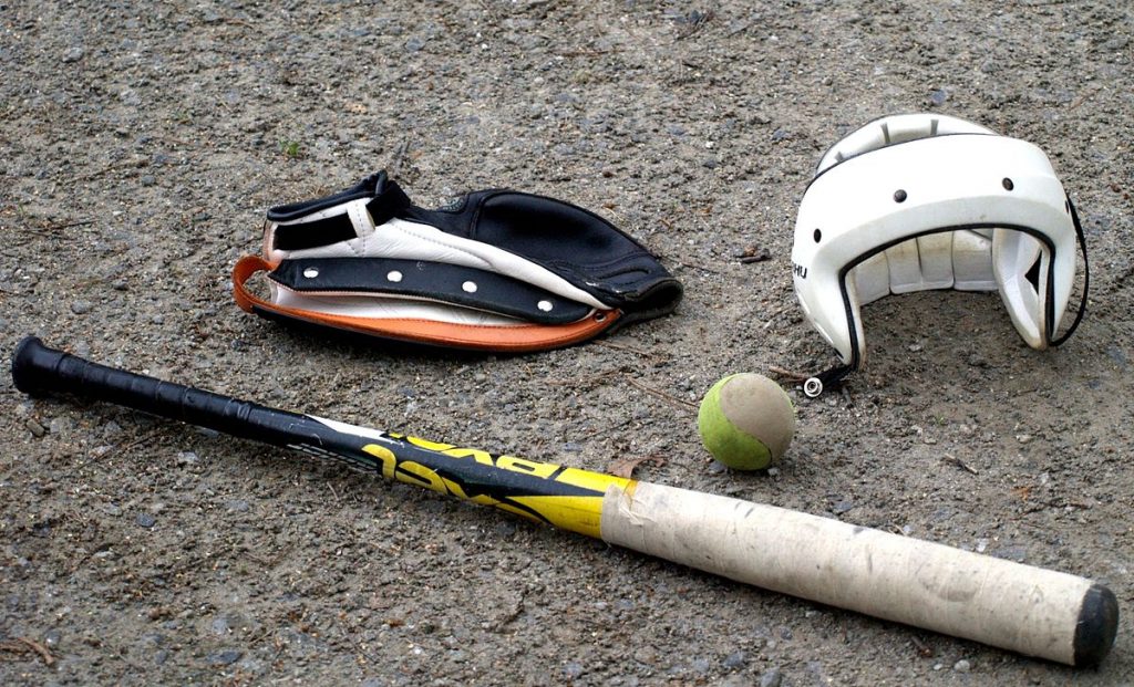 Pesäpallo_equipment